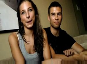 Симпатичная молодая пара испанцев трахаются за деньги